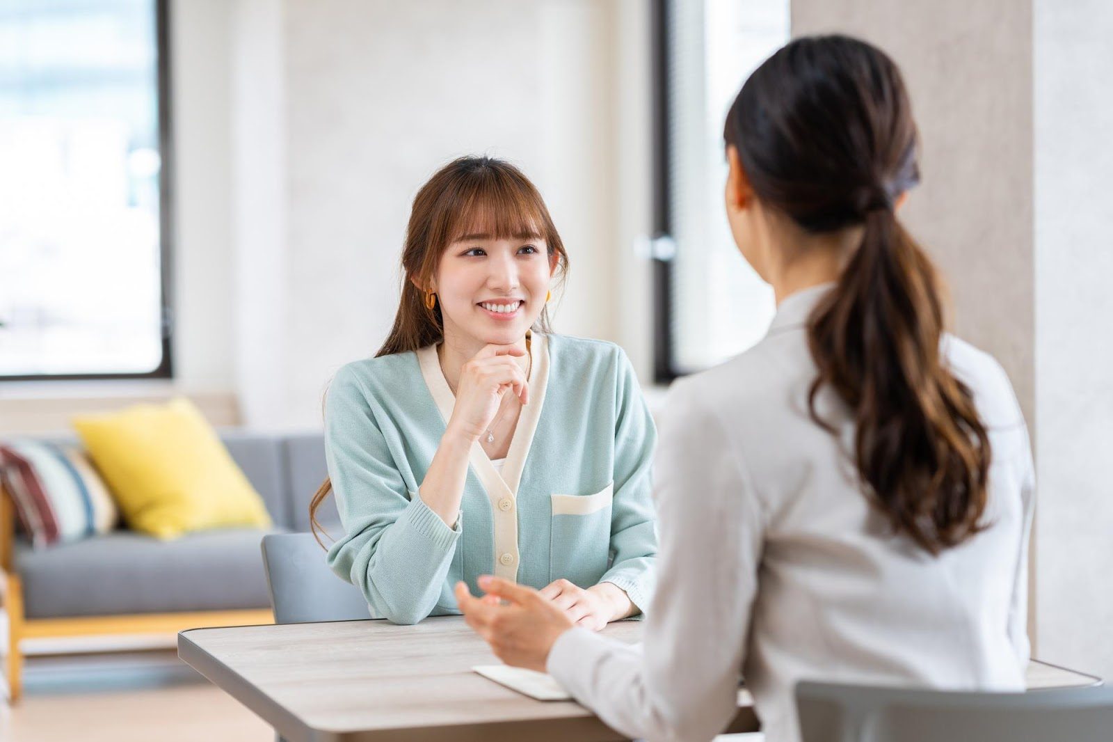 「相談」のイメージ_笑顔で話をする女性社員