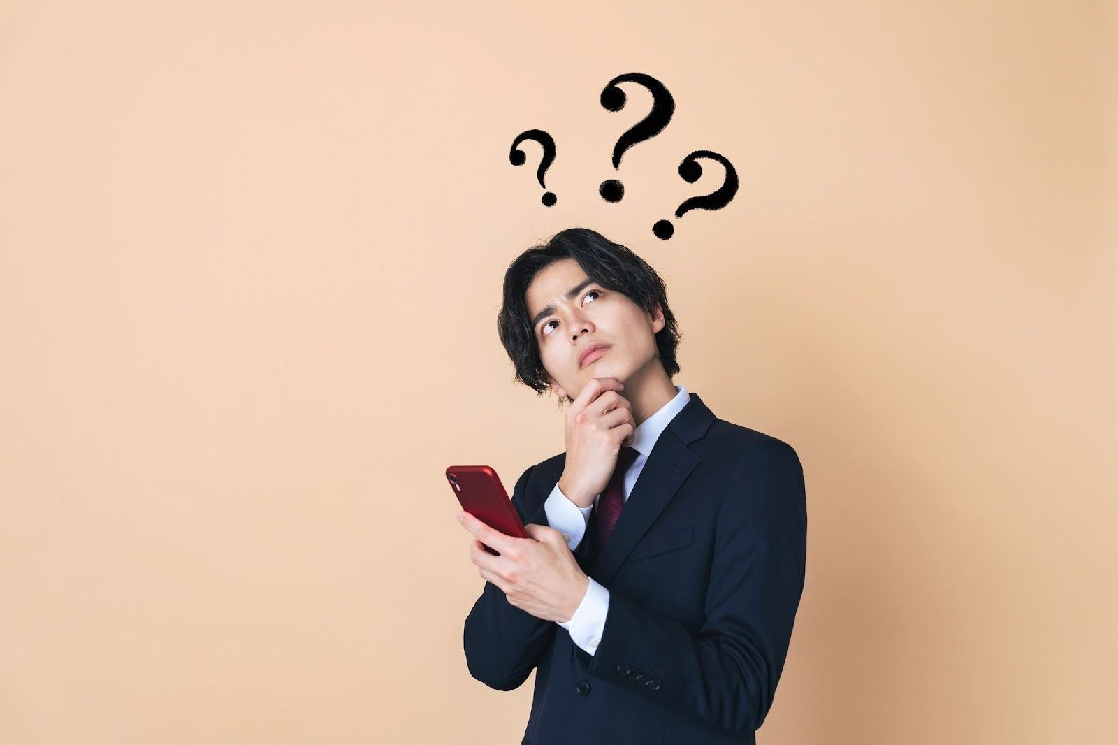 「疑問」のイメージ_男性が疑問を抱えている様子