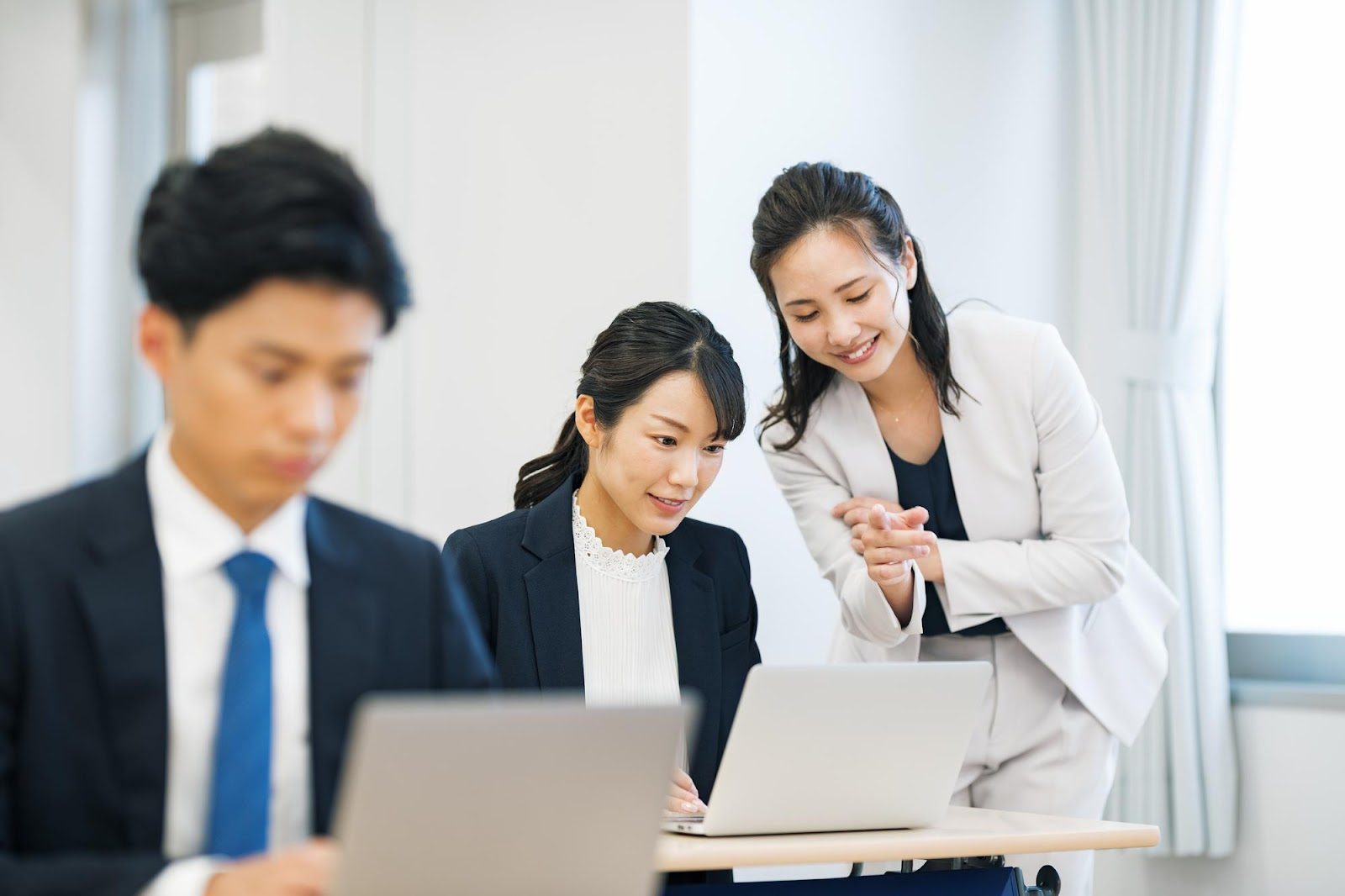 「メンタルサポート」のイメージ_部下に話しかける上司