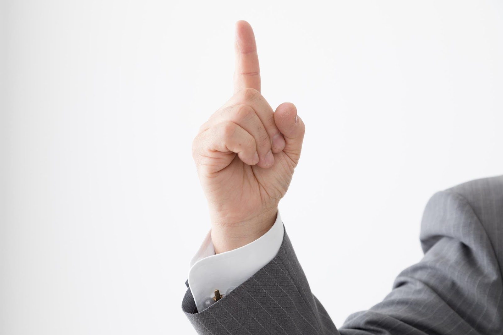「ポイント」のイメージ_人差し指を立てている男性の手元