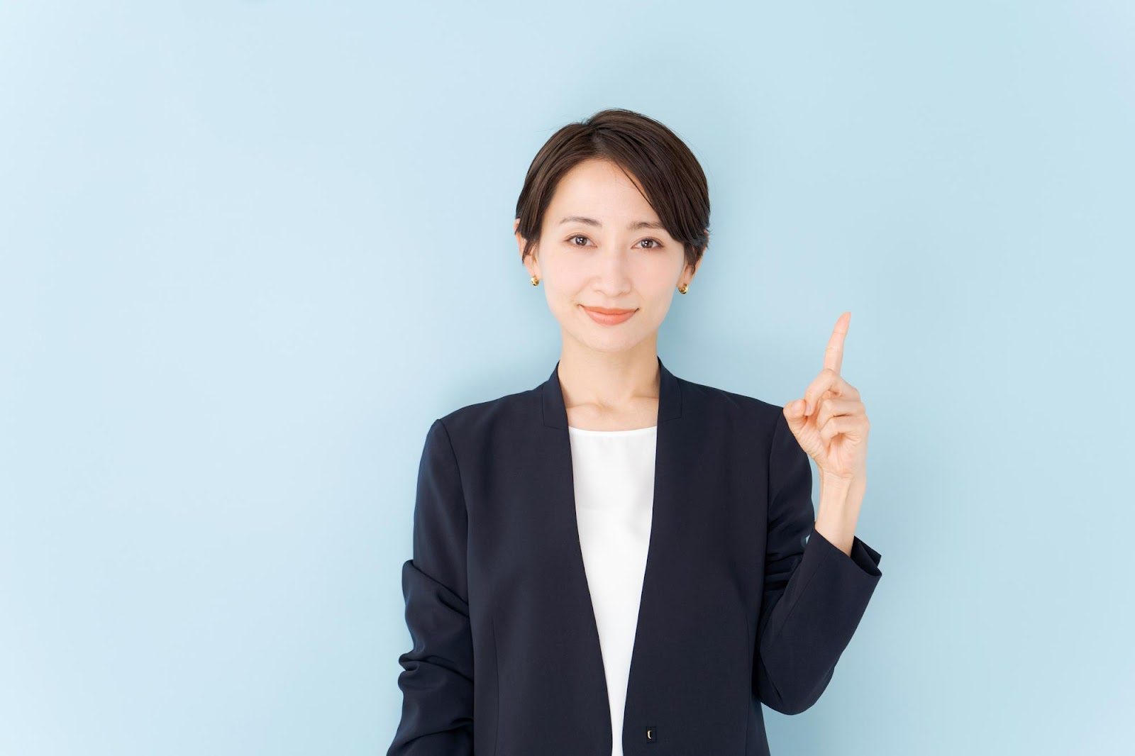 「ポイント」のイメージ_人差し指を立てている女性