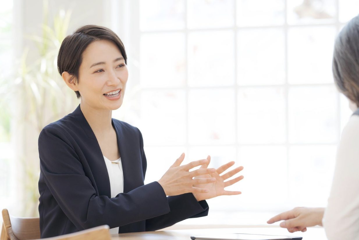 「メンタルコーチ」のイメージ_笑顔で話をする女性