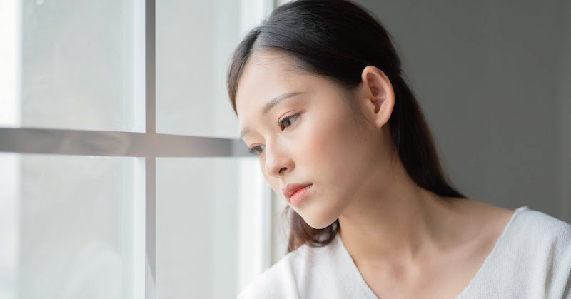 人前では明るいのにうつ病?通称「笑顔うつ病」の症状・対策は?