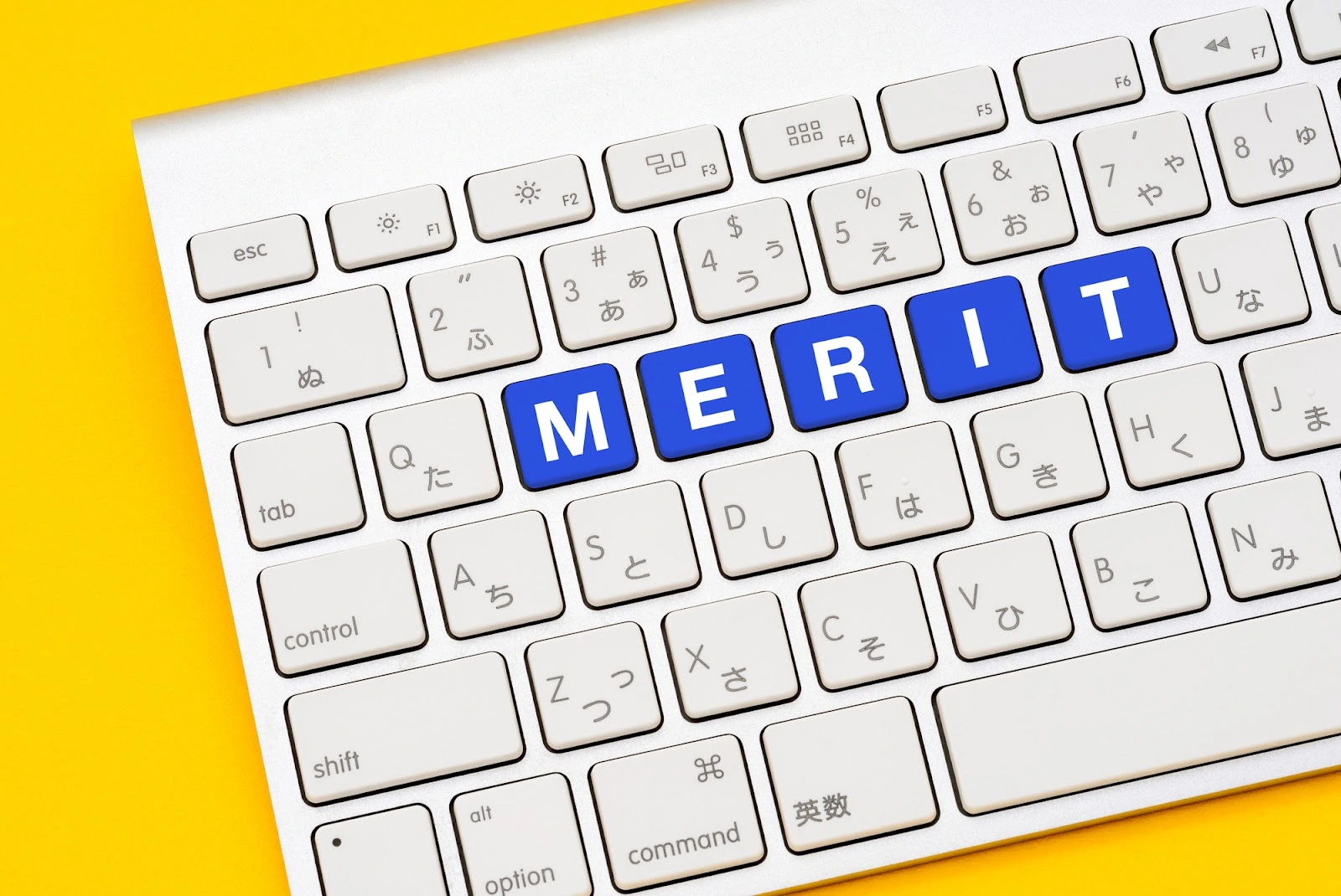 【MERIT】のイメージ_キーボードにMERITの文字が並んでいる様子
