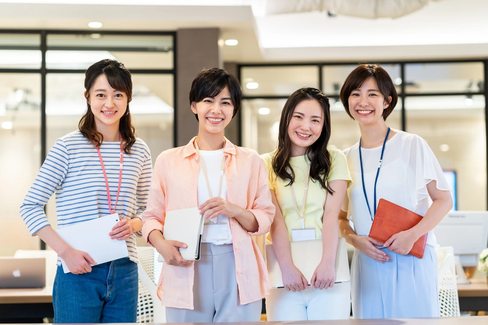【良い職場】のイメージ_笑顔でこちらを見ている複数名の女性