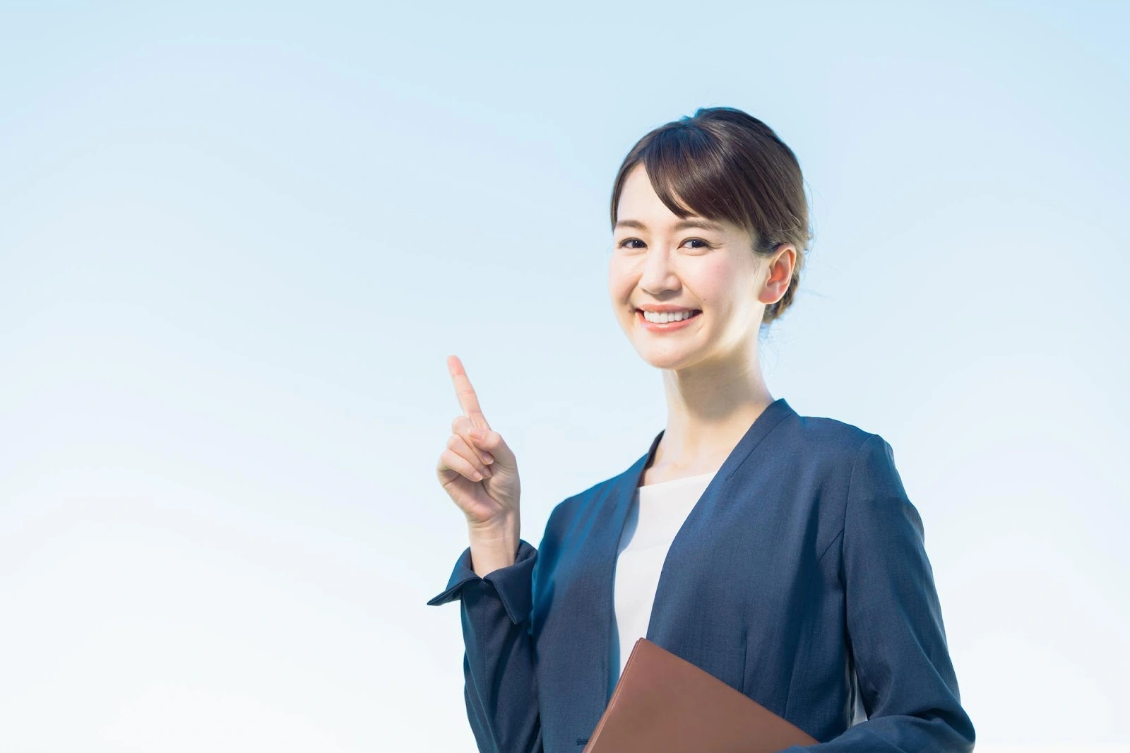 【解決策】のイメージ_笑顔でこちらを向いている女性