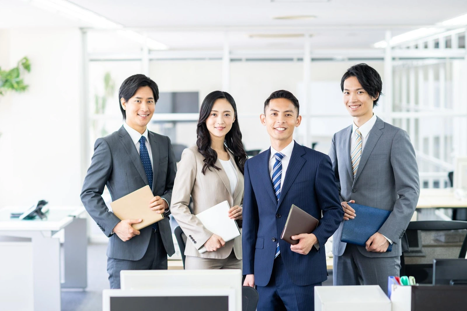 【充実した職場環境】のイメージ_笑顔でこちらを向く複数名の社員