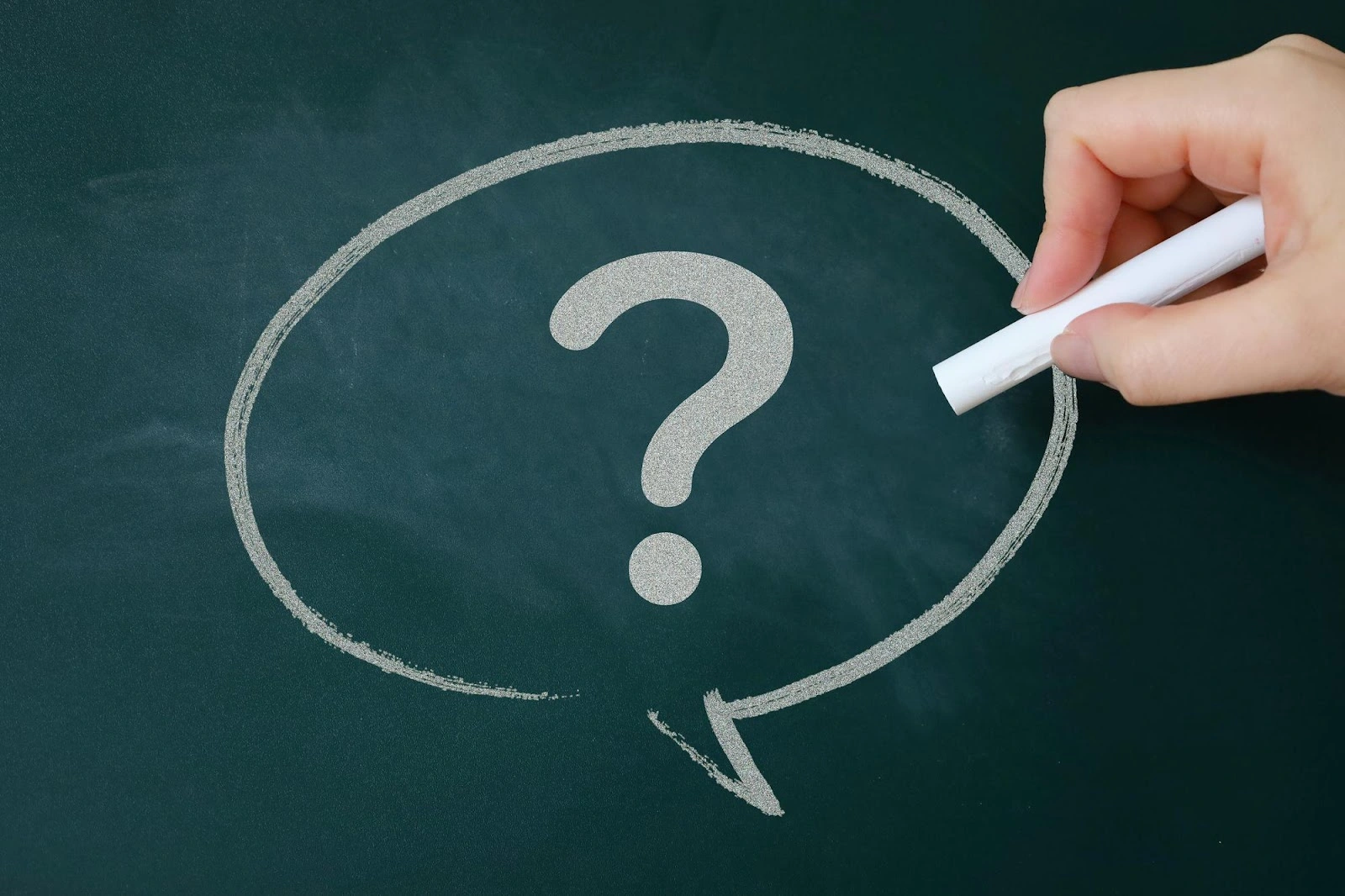 【疑問】のイメージ_黒板に描かれたクエスチョンマーク