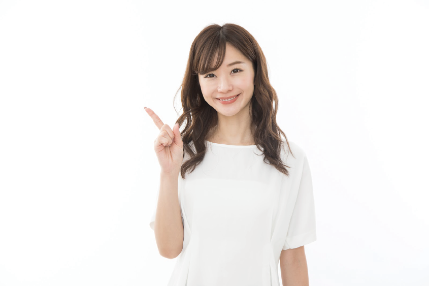 【ポイント】のイメージ_笑顔の女性が人差し指を立てている様子