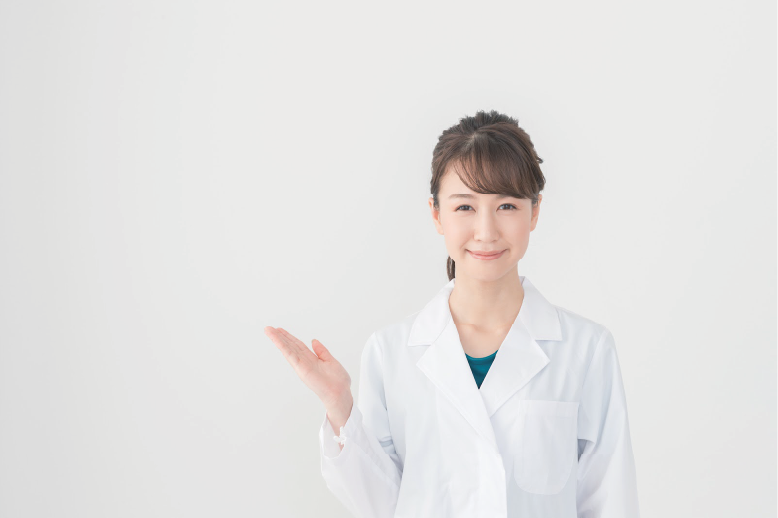 【紹介】のイメージ_笑顔で手を横に出している白衣の女性
