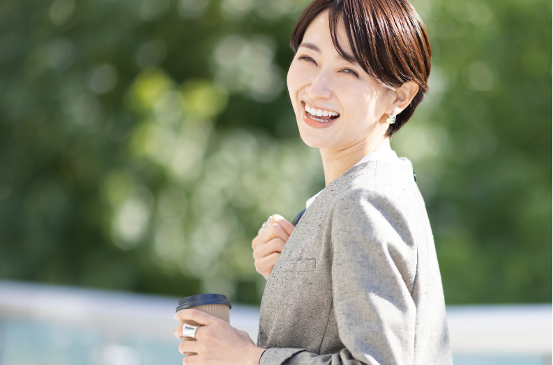 【良い職場】のイメージ_笑顔で振り向く女性