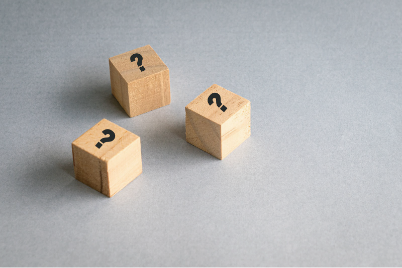 【疑問】のイメージ_クエスチョンマークがプリントされた木製ブロック
