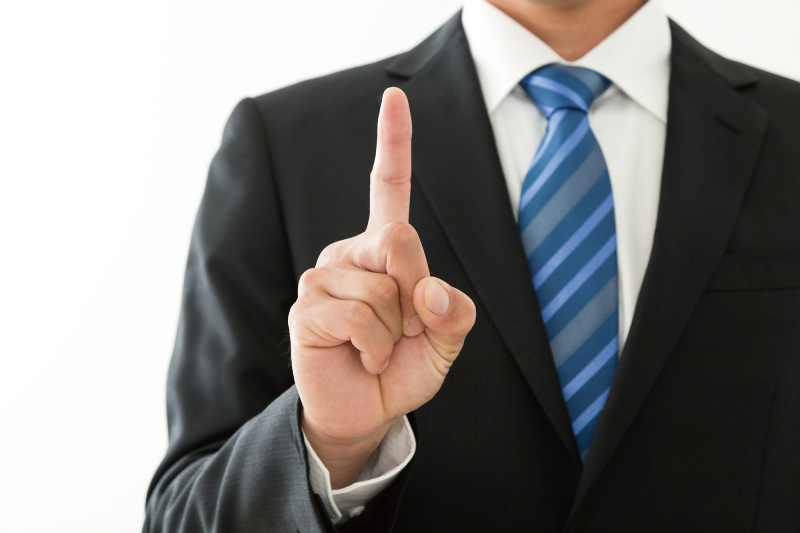 【ポイント】のイメージ_男性が人差し指を立てている様子