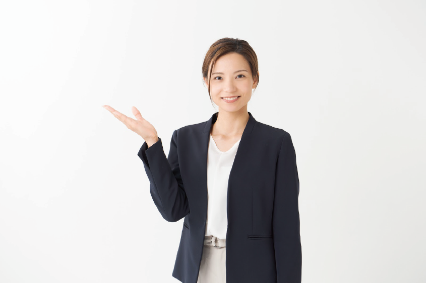 【解決策】のイメージ_女性が笑顔で手を横にしている様子