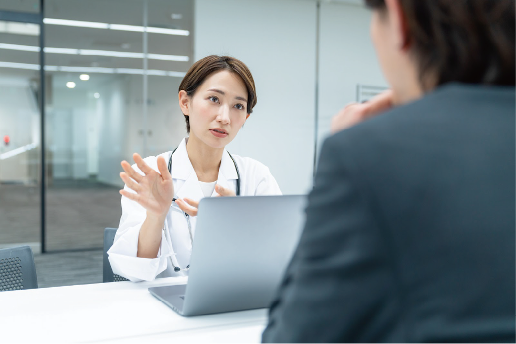 【診療】のイメージ_真剣に話をする看護師