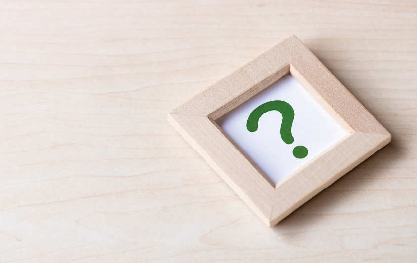 【疑問】のイメージ_クエスチョンマークの絵が額縁に入っている様子