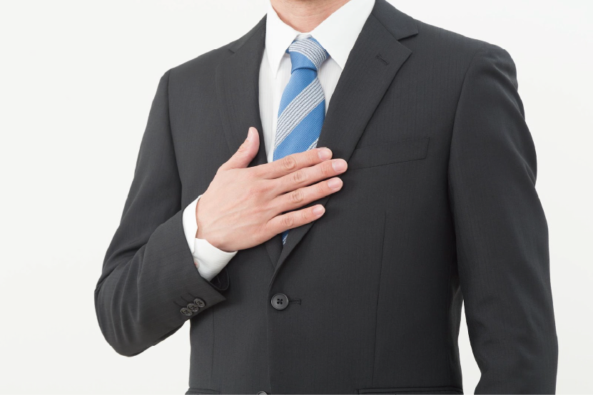 【安心】のイメージ_手を胸に置く男性