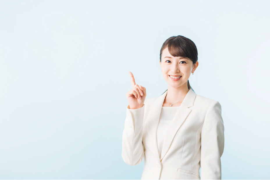 【ポイント】のイメージ_女性が笑顔で人差し指を立てている様子