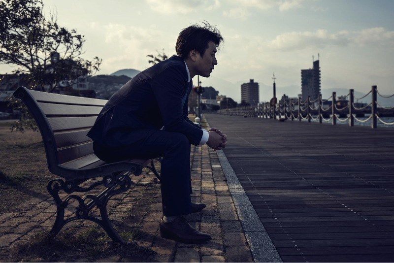 【うつ病のサイン】のイメージ_ベンチに座って途方に暮れる男性