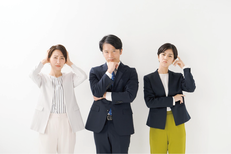 【検討】のイメージ_悩んでいる様子の複数名の管理職