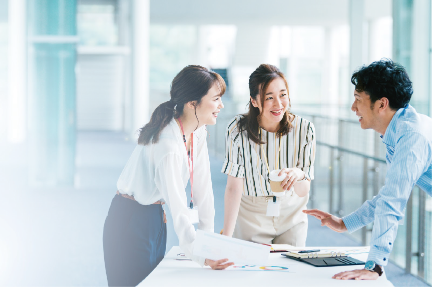 【笑顔】のイメージ_笑顔で話し合いをしている社員
