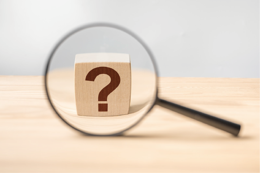 【疑問】のイメージ_クエスチョンマークがプリントされている木製ブロック