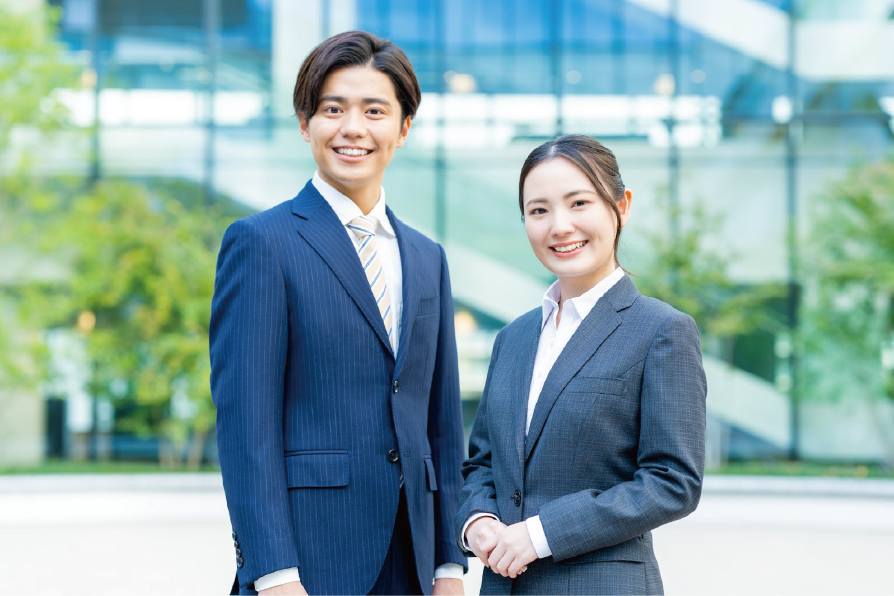 【解決策】のイメージ_笑顔でこちらをみている2名の社員