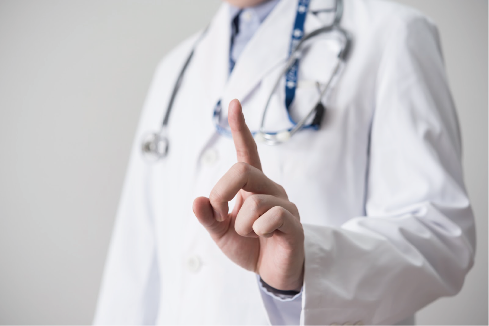 【ポイント】のイメージ_人差し指を立てている白衣の男性