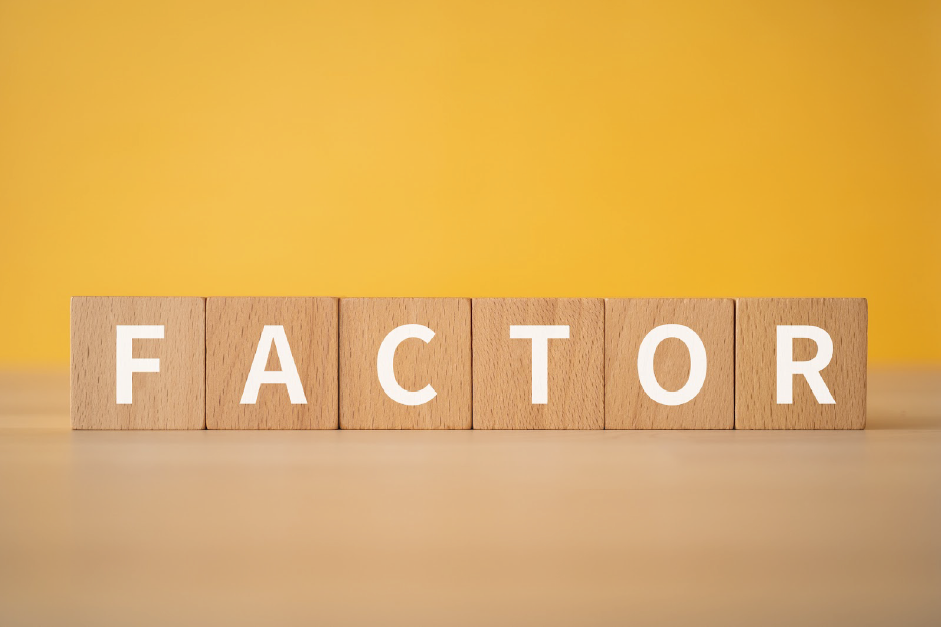 【FACTOR】のイメージ_FACTORとプリントされた木製ブロック