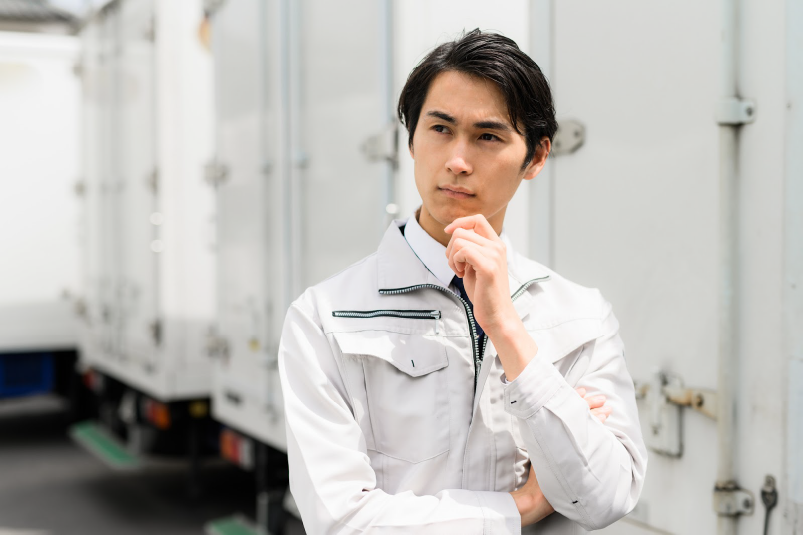 【考える】のイメージ_険しい顔で考えている男性