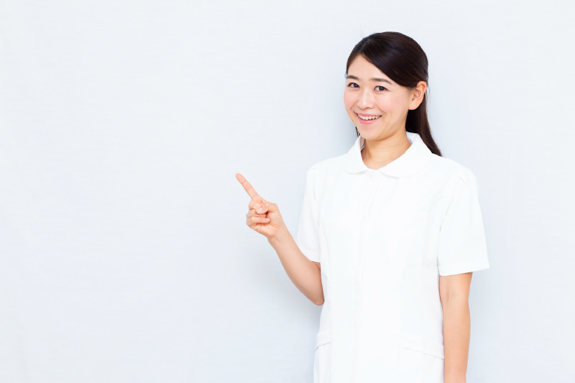 【ポイント】のイメージ_女性が笑顔で人差し指を立てている様子