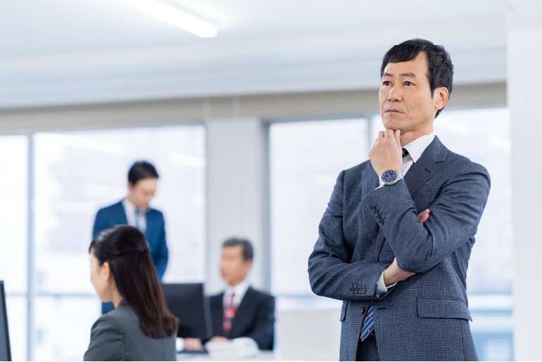 【考える】のイメージ_真剣な顔で考えている様子の男性