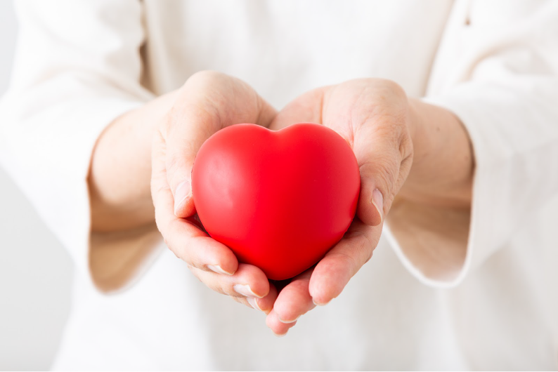 【メンタルヘルス】のイメージ_手のひらにハートの模型が載っている様子
