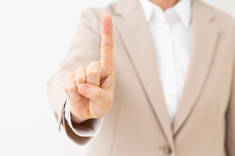 【ポイント】のイメージ_男性が人差し指を立てている様子