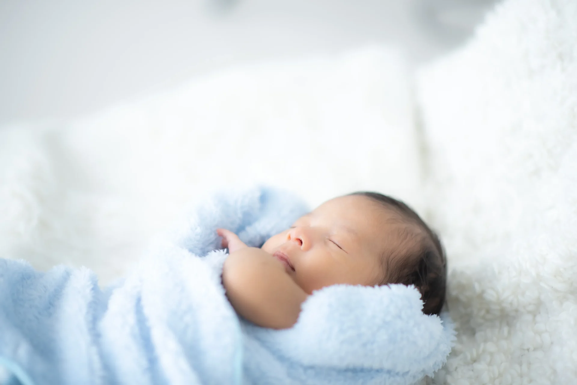 【新生児】のイメージ_タオルに包まれている赤ちゃん